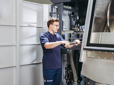 allgaier employee working on a cdry disc dryer in a production hall | © Allgaier Process Technology 2022