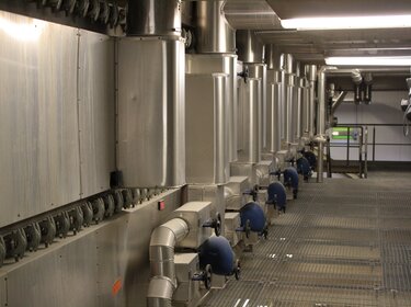 sécheurs-refroidisseurs à surfaces d’échanges chauffantes ws-hf-t-k pour le traitement de produits en vrac dans un hall de production | © Allgaier Process Technology 2022