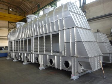 fluidized bed dryers-coolers with heat exchangers ws-hf-t-k for processing bulk materials in a production hall | © Allgaier Process Technology 2022