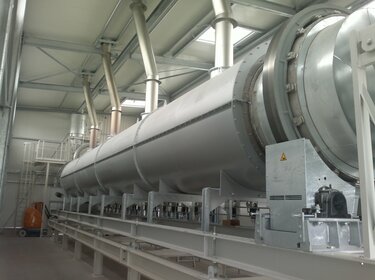 secadores indirectos de tambor rotativo para el secado de productos que contienen disolventes en una sala de producción | © Allgaier Process Technology 2022