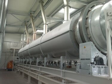 indirect drying drums for drying solvent-containing products in a production hall | © Allgaier Process Technology 2022