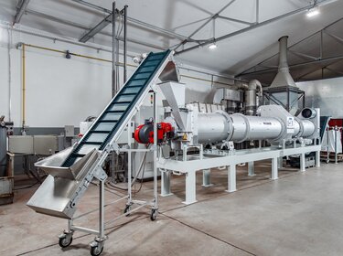 Kombinierte Trommeltrockner/-kühler System Mozer TK-D zur Verarbeitung von Feststoffen in einer Produktionshalle | © Allgaier Process Technology 2022