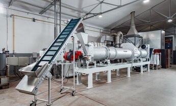 kombinierte trommeltrockner/-kuehler system mozer zur verarbeitung von feststoffen in einer produktionshalle | © Allgaier Process Technology 2022
