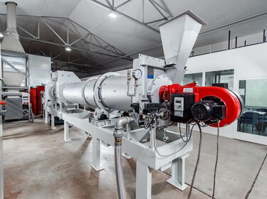 Kombinierte Trommeltrockner/-kühler System Mozer TK-D zur Verarbeitung von Feststoffen in einer Produktionshalle | © Allgaier Process Technology 2022