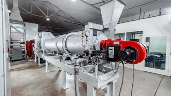 Kombinierte Trommeltrockner/-kühler System Mozer TK-D zur Verarbeitung von Feststoffen in einer Produktionshalle | © Allgaier Process Technology 2022