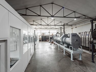 Kombinierte Trommeltrockner/-kühler System Mozer TK-D zur Verarbeitung von Feststoffen in einer Produktionshalle | © Allgaier Process Technology 2022