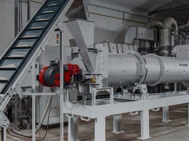 sistema combinado de secadero de tambor/enfriador mozer para el tratamiento de sólidos en una nave de producción | © Allgaier Process Technology 2022