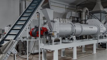 sistema combinado de secadero de tambor/enfriador mozer para el tratamiento de sólidos en una nave de producción | © Allgaier Process Technology 2022