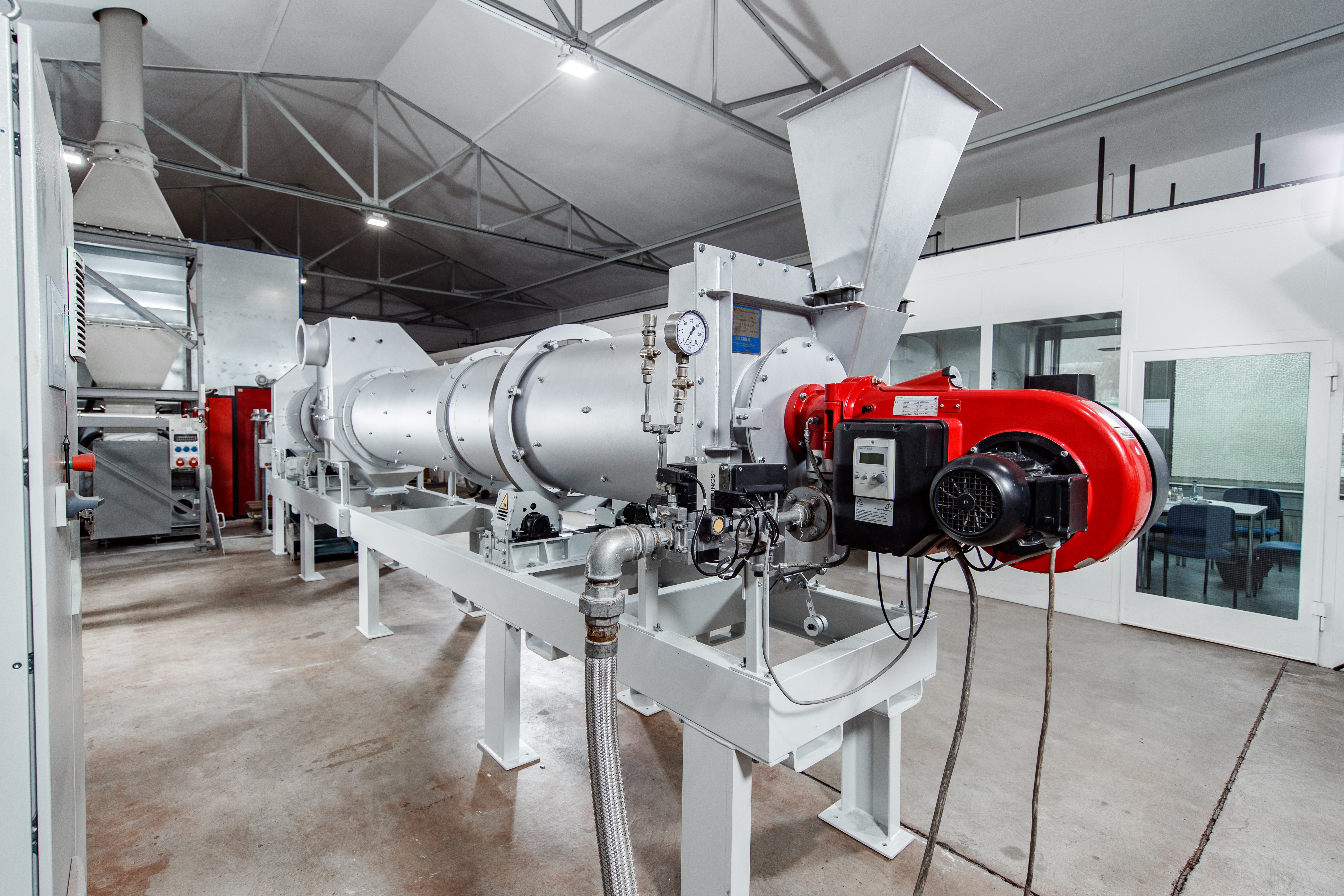 séchoir-refroidisseur combiné à tambour système mozer pour le traitement de matières solides dans un hall de production | © Allgaier Process Technology 2022