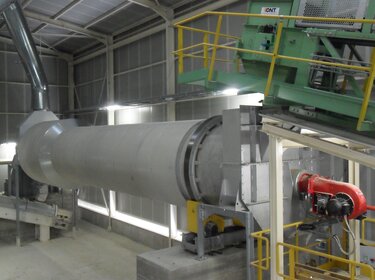Kombiniertes Trocknen und Reinigen TRH Maschine zur Verarbeitung von Schüttgut in einer Produktionshalle | © Allgaier Process Technology 2022