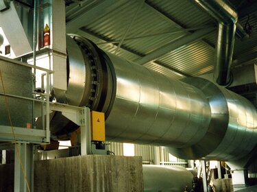 Kombiniertes Trocknen und Reinigen TRH Maschine zur Verarbeitung von Schüttgut in einer Produktionshalle | © Allgaier Process Technology 2022