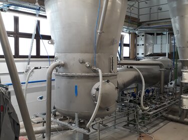 Fluidized Bed Spray Granulators WS-GT for granulate drying in a production hall | © Allgaier Process Technology 2022