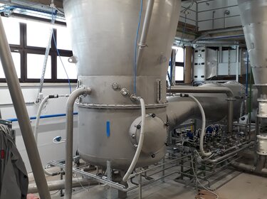 fluidized bed spray granulators ws-gt for granulate drying in a production hall | © Allgaier Process Technology 2022