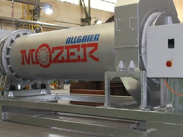 Drum Dryers Mozer System infeed drum in a production hall | © Allgaier Process Technology 2022