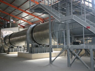 Drum Dryers Mozer System calcining drum in a production hall | © Allgaier Process Technology 2022