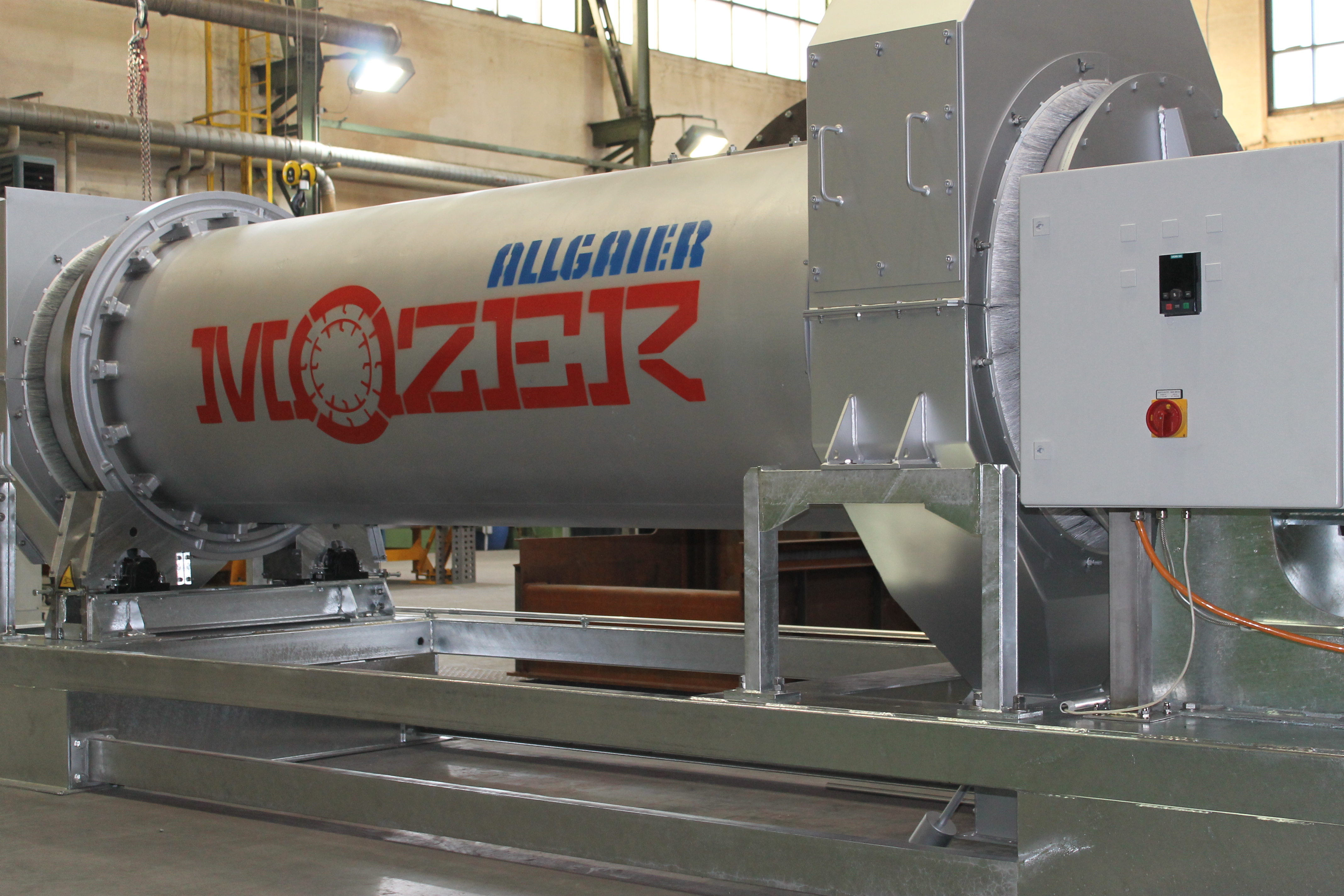 système de sécheur à tambour mozer tambour d'alimentation dans un hall de production | © Allgaier Process Technology 2022