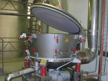 Vibration Batch Dryer WS-R-V-CT for drying adhesive solids in a production hall | © Allgaier Process Technology 2022