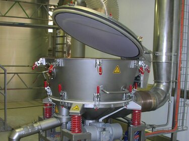 vibration batch dryer ws-r-v-ct  for drying adhesive solids in a production hall | © Allgaier Process Technology 2022