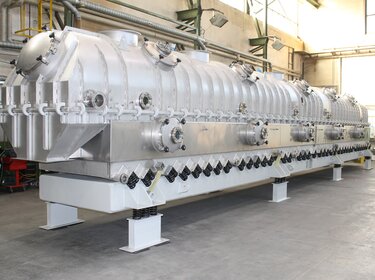 Fluidized Bed Vibration Dryer/Cooler WS-V-T/K  for drying powder in a production hall | © Allgaier Process Technology 2022