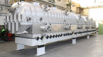 fluidized bed vibration dryer-cooler for drying powder in a production hall | © Allgaier Process Technology 2022