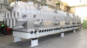 Lit fluidisé vibrant sécheur-refroidisseur pour le séchage de poudre dans un hall de production | © Allgaier Process Technology 2022