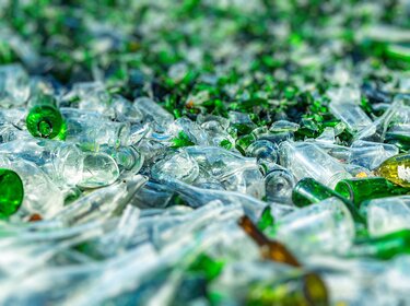 green and transparent glass for sorting | © Allgaier Process Technology 2022