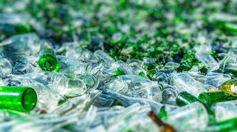 grünes und durchsichtiges glas zum sortieren | © Allgaier Process Technology 2022