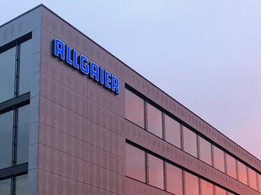 allgaier werk am standort uhingen bei sonnenuntergang | © Allgaier Process Technology 2022