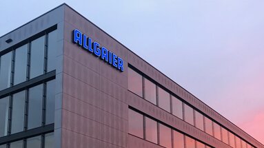Neuer Mehrheitsgesellschafter | © Allgaier Process Technology 2022 Allgaier Werk am Standort Uhingen bei Sonnenuntergang | © Allgaier Process Technology 2022
