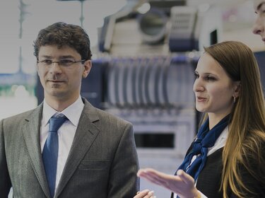 employee and prospective customer at a machine at the trade fair stand | © Allgaier Process Technology 2022