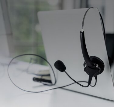 Webinare Laptop mit Headset | © Allgaier Process Technology 2022