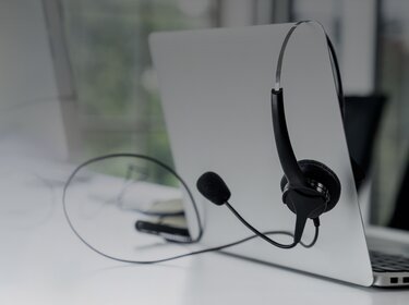 webinare laptop mit headset | © Allgaier Process Technology 2022