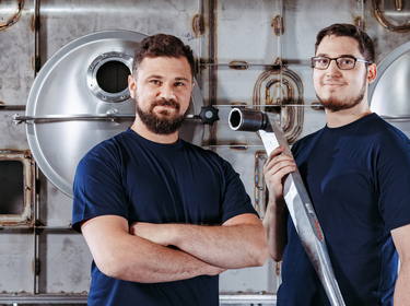 allgaier employees in front of a dryer in a production hall | © Allgaier Process Technology 2022