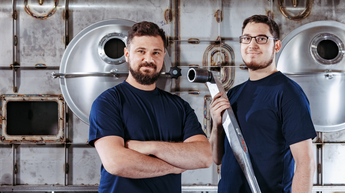 employés d'Allgaier devant un séchoir dans un hall de production | © Allgaier Process Technology 2022