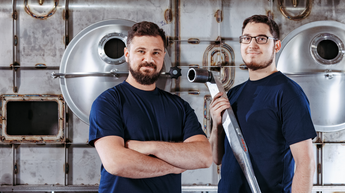 allgaier employees in front of a dryer in a production hall | © Allgaier Process Technology 2022