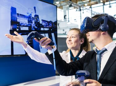 allgaier mitarbeiter mit einer vr brille auf einer messe | © Allgaier Process Technology 2022