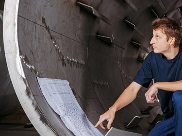 allgaier employees in a drying drum | © Allgaier Process Technology 2022