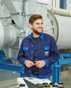 allgaier employees in front of a dryer in a production hall | © Allgaier Process Technology 2022