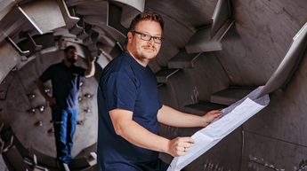employés d'allgaier dans un tambour de séchage | © Allgaier Process Technology 2022