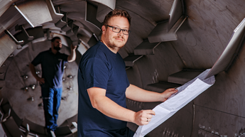 allgaier mitarbeiter in einer trockentrommel | © Allgaier Process Technology 2022