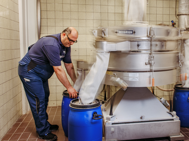 Allgaier employees carry out test series on a screening machine in the Technical Center | © Allgaier Process Technology 2022