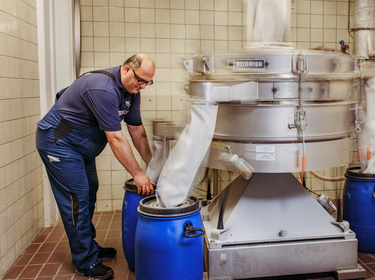 allgaier employees carry out test series on a screening machine in the technical center | © Allgaier Process Technology 2022