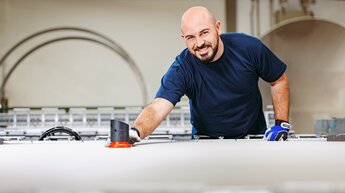 Allgaier Mitarbeiter am Arbeiten in einer Produktionshalle | © Allgaier Process Technology 2022