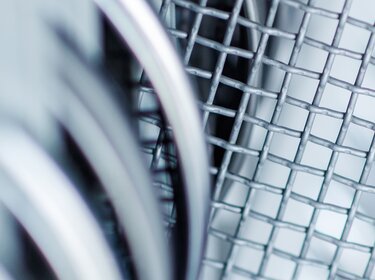  Mehrere Siebe einer Siebmaschine in einer Halterung  | © Allgaier Process Technology 2022