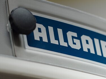 logotipo de allgaier en una cribadora | © Allgaier Process Technology 2022