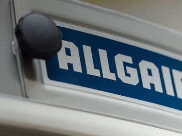 allgaier logo an einer siebmaschine | © Allgaier Process Technology 2022