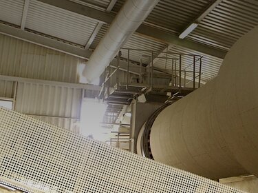 Dry cleaning drum TRH in use for processing limestone in an industrial hall | © Allgaier Process Technology 2022