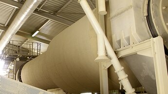 Dry cleaning drum TRH in use for processing limestone in an industrial hall | © Allgaier Process Technology 2022