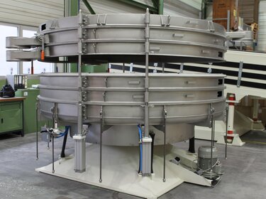 Allgaier Taumelsiebmaschine zur Verarbeitung von Superabsorbant Polymers (SAP) | © Allgaier Process Technology 2022