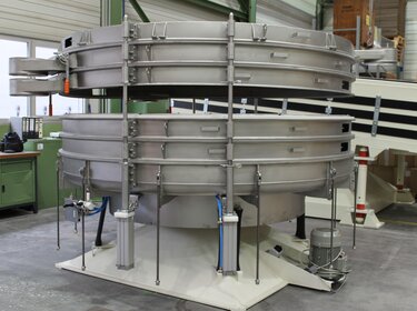 allgaier tumbler screening machine for processing superabsorbent polymers (sap) | © Allgaier Process Technology 2022